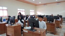 Sebanyak 52 putra putri asli Natuna saat mengikuti ujian seleksi penerimaan mahasiswa Pertamina jalur preatasi. Tahun ini pemkab Natuna dapat kuota 15 anak asli daerah dapat beasiswa full dari Pertamina, Rabu (21/8/2024) Matapedia6.com/Diskominfo