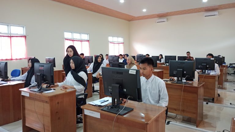 Sebanyak 52 putra putri asli Natuna saat mengikuti ujian seleksi penerimaan mahasiswa Pertamina jalur preatasi. Tahun ini pemkab Natuna dapat kuota 15 anak asli daerah dapat beasiswa full dari Pertamina, Rabu (21/8/2024) Matapedia6.com/Diskominfo