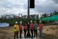 Tim lapangan representatif PINS dan CHT INFINITY mengawal dan memantau pemasangan Smart Pole di Sumbu Barat Istana Presiden, Jumat (16/8) lalu. Foto:Telkom