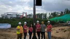 Tim lapangan representatif PINS dan CHT INFINITY mengawal dan memantau pemasangan Smart Pole di Sumbu Barat Istana Presiden, Jumat (16/8) lalu. Foto:Telkom