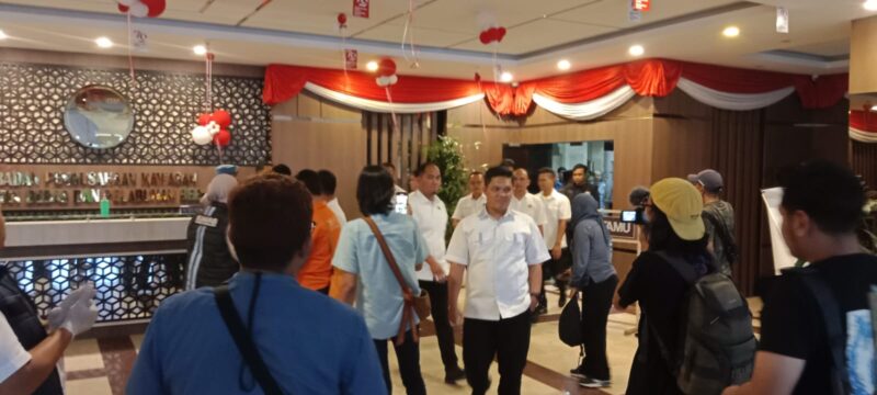 Polisi geledah kantor BP Batam, Rabu (21/8). Foto:Toni/matapedia