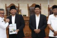 Pemerintah Kota Batam diwakili Sekretaris Daerah Kota Batam Jefridin menyerahkan berkas Ranperda pemakaman kepada ketua DPRD Kota Batam Nuryanto, Rabu (21/8/2024). Matapedia6.com/Dok Humas DPRD