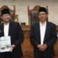 Pemerintah Kota Batam diwakili Sekretaris Daerah Kota Batam Jefridin menyerahkan berkas Ranperda pemakaman kepada ketua DPRD Kota Batam Nuryanto, Rabu (21/8/2024). Matapedia6.com/Dok Humas DPRD