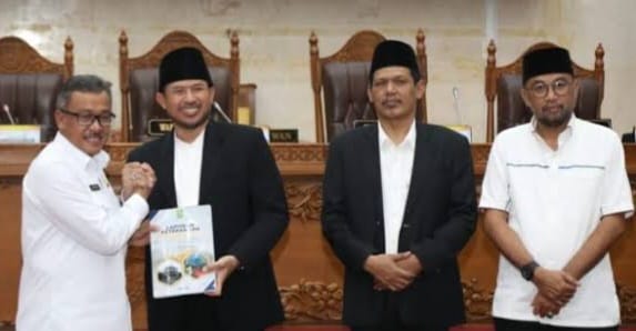 Pemerintah Kota Batam diwakili Sekretaris Daerah Kota Batam Jefridin menyerahkan berkas Ranperda pemakaman kepada ketua DPRD Kota Batam Nuryanto, Rabu (21/8/2024). Matapedia6.com/Dok Humas DPRD