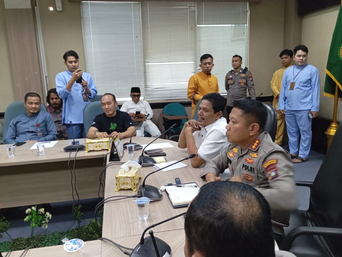 Wakil ketua I DPRD Kota Batam Kamaluddin terima perwakilan Mahasiswa yang berunjukrasa di Kantor DPRD Batam, tolak Revisi keputusan MK, Jumat (23/8/2024). Matapedia6.com/Luci