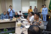 Wakil ketua I DPRD Kota Batam Kamaluddin terima perwakilan Mahasiswa yang berunjukrasa di Kantor DPRD Batam, tolak Revisi keputusan MK, Jumat (23/8/2024). Matapedia6.com/Luci