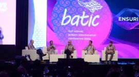 Senior Managing Director Delta Partners Sam Evans, CEO Telin Budi Satria Dharma Purba, CEO Axiata Group Wholesale, Group Chief Carrier and Wholesale Officer Nabil Baccouche, CEO Console Connect by PCCW Global Marc Halbfinger dalam sesi panel pada gelaran BATIC 2023 di The Westin Nusa Dua Bali, Rabu (6/9). Foto:Telkom