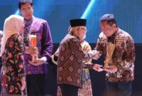 Wakil Presiden RI Ma’ruf Amin (tengah) didampingi Menteri Ketenagakerjaan RI Dr. Hj. Ida Fauziyah, M.Si (kiri) menyerahkan Penghargaan Nasional kepada Telkom dalam kategori BUMN yang Mempekerjakan Tenaga Kerja Penyandang Disabilitas dalam Naker Award 2024 yang diterima langsung oleh Direktur Utama Telkom Ririek Adriansyah (paling kanan) di JiExpo Kemayoran Jakarta, Jumat (23/8). Foto:Telkom
