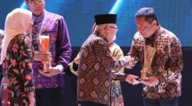Wakil Presiden RI Ma’ruf Amin (tengah) didampingi Menteri Ketenagakerjaan RI Dr. Hj. Ida Fauziyah, M.Si (kiri) menyerahkan Penghargaan Nasional kepada Telkom dalam kategori BUMN yang Mempekerjakan Tenaga Kerja Penyandang Disabilitas dalam Naker Award 2024 yang diterima langsung oleh Direktur Utama Telkom Ririek Adriansyah (paling kanan) di JiExpo Kemayoran Jakarta, Jumat (23/8). Foto:Telkom
