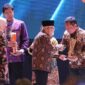 Wakil Presiden RI Ma’ruf Amin (tengah) didampingi Menteri Ketenagakerjaan RI Dr. Hj. Ida Fauziyah, M.Si (kiri) menyerahkan Penghargaan Nasional kepada Telkom dalam kategori BUMN yang Mempekerjakan Tenaga Kerja Penyandang Disabilitas dalam Naker Award 2024 yang diterima langsung oleh Direktur Utama Telkom Ririek Adriansyah (paling kanan) di JiExpo Kemayoran Jakarta, Jumat (23/8). Foto:Telkom
