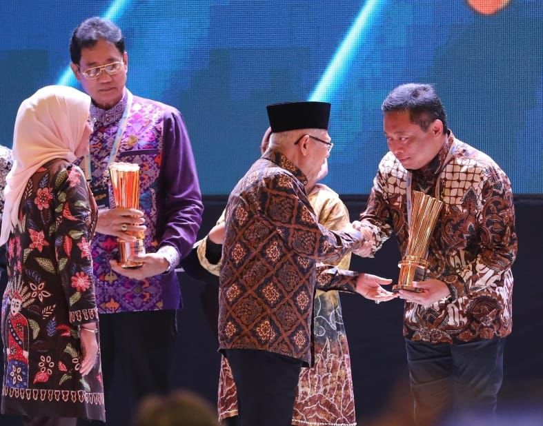 Wakil Presiden RI Ma’ruf Amin (tengah) didampingi Menteri Ketenagakerjaan RI Dr. Hj. Ida Fauziyah, M.Si (kiri) menyerahkan Penghargaan Nasional kepada Telkom dalam kategori BUMN yang Mempekerjakan Tenaga Kerja Penyandang Disabilitas dalam Naker Award 2024 yang diterima langsung oleh Direktur Utama Telkom Ririek Adriansyah (paling kanan) di JiExpo Kemayoran Jakarta, Jumat (23/8). Foto:Telkom
