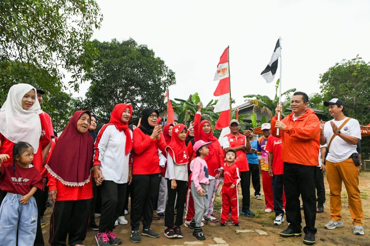Gubernur Provinsi Kepri Ansar Ahmad membuka kegiatan jalan santai di Lapangan Gg Murai II, RT 002 RW 011, Kelurahan Batu IX, Kecamatan Tanjungpinang Timur, Kota Tanjungpinang, Minggu (25/8/2024). Matapedia6.com/Diskominfo