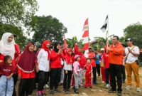 Gubernur Provinsi Kepri Ansar Ahmad membuka kegiatan jalan santai di Lapangan Gg Murai II, RT 002 RW 011, Kelurahan Batu IX, Kecamatan Tanjungpinang Timur, Kota Tanjungpinang, Minggu (25/8/2024). Matapedia6.com/Diskominfo