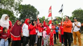 Gubernur Provinsi Kepri Ansar Ahmad membuka kegiatan jalan santai di Lapangan Gg Murai II, RT 002 RW 011, Kelurahan Batu IX, Kecamatan Tanjungpinang Timur, Kota Tanjungpinang, Minggu (25/8/2024). Matapedia6.com/Diskominfo