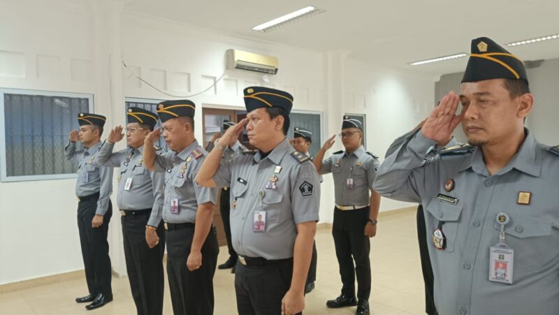 Pegawai Lapas Kelas IIA Batam  ikut apel bersama Menteri Hukum dan HAM, serta mendengarkan arahan dari menteri Hukum dan HAM secara virtual, Senin (26/8/2024). Matapedia6.com/Dok Lapas