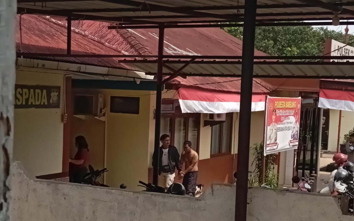 Pelaku saat diamankan di Polsek Batu Aji, Senin (26/8). Foto:rega/matapedia