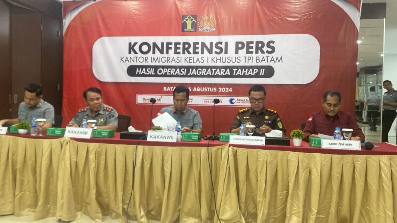 Imigrasi Batam gelar konferensi pers pada Senin (26/8). Foto:Dok/Imigrasi