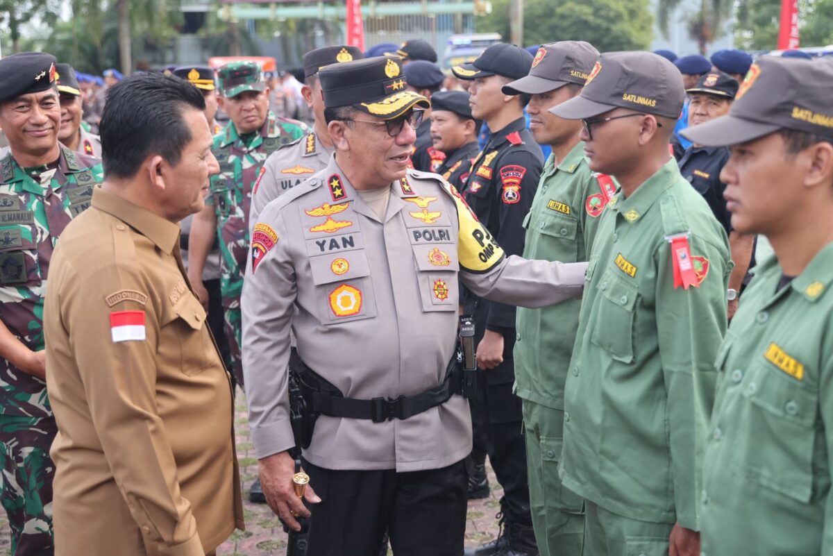 Kapolda Kepri Irjen Pol Yan Fitri Halimansyah di dampingi Gubernur Kepri Ansar Ahmad berbincang dengan salah satu peserta apel, di Engku Putri Kota Batam, Senin (26/8/2024). Matapedia6.com/Dok Humas Polda