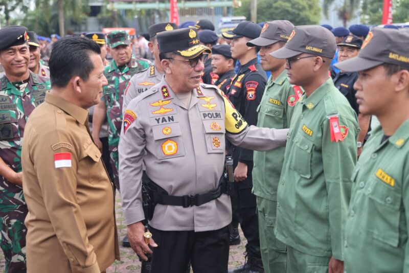 Kapolda Kepri Irjen Pol Yan Fitri Halimansyah di dampingi Gubernur Kepri Ansar Ahmad berbincang dengan salah satu peserta apel, di Engku Putri Kota Batam, Senin (26/8/2024). Matapedia6.com/Dok Humas Polda