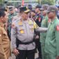Kapolda Kepri Irjen Pol Yan Fitri Halimansyah di dampingi Gubernur Kepri Ansar Ahmad berbincang dengan salah satu peserta apel, di Engku Putri Kota Batam, Senin (26/8/2024). Matapedia6.com/Dok Humas Polda
