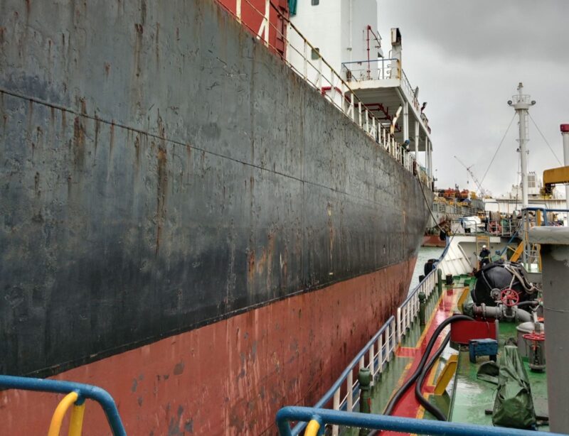 Kapal yang isi LSFO di Batam, Selasa (27/8). Foto:Dok/Pertamina