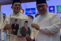Pasangan Calon Gubernur dan Wakil Gubernur Kepri Ansar Ahmad -Nyanyang Haris Pratamura, menunjukkan foto yang diberikan pendukung Milenial usai deklarasi sebelum berangkat ke kantor KPU Kepri, Rabu (28/8/2024). Matapedia6.com/ Luci