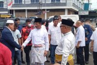 Anggota DPRD Kota Batam Arlon Veristo bersalaman dengan Muhammad Rudi dalam perjalanan menuju kantor KPU Kepri, dalam rangka pendaftaran sebagai calon Gubernur Kepri, Rabu (28/8/2024). Matapedia6.com/Zalfirega