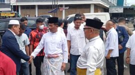 Anggota DPRD Kota Batam Arlon Veristo bersalaman dengan Muhammad Rudi dalam perjalanan menuju kantor KPU Kepri, dalam rangka pendaftaran sebagai calon Gubernur Kepri, Rabu (28/8/2024). Matapedia6.com/Zalfirega