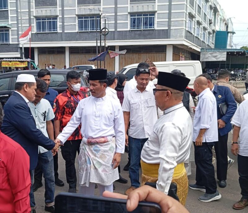 Anggota DPRD Kota Batam Arlon Veristo bersalaman dengan Muhammad Rudi dalam perjalanan menuju kantor KPU Kepri, dalam rangka pendaftaran sebagai calon Gubernur Kepri, Rabu (28/8/2024). Matapedia6.com/Zalfirega