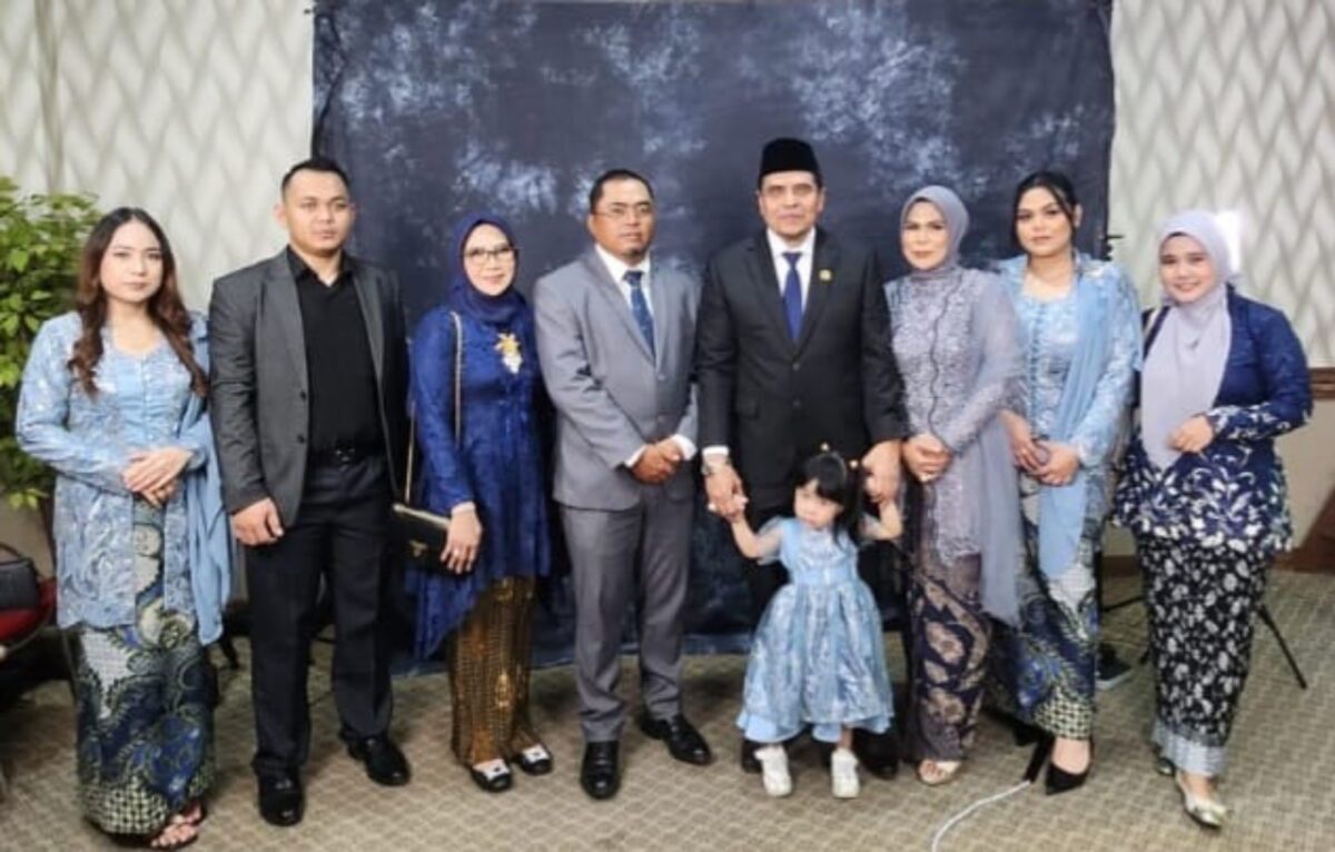 Anggota DPRD Kota Batam H Arlon Veristo tengah bersama keluarga usai pelantikan periode 2024-2029. Foto:matapedia