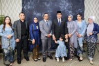 Anggota DPRD Kota Batam H Arlon Veristo tengah bersama keluarga usai pelantikan periode 2024-2029. Foto:matapedia