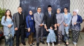 Anggota DPRD Kota Batam H Arlon Veristo tengah bersama keluarga usai pelantikan periode 2024-2029. Foto:matapedia