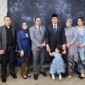 Anggota DPRD Kota Batam H Arlon Veristo tengah bersama keluarga usai pelantikan periode 2024-2029. Foto:matapedia