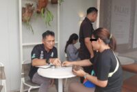 Subditgakkum Ditpolairud Polda Kepri saat melakukan penangkapan pelaku pengiriman PMI Ilegal di Batam Centre, Rabu (28/8/2024). Matapedia6.com/Dok Humas Polda