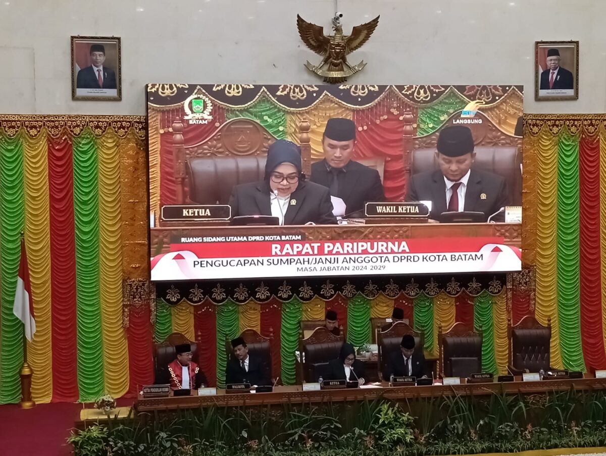 Asnawati Atiq ketua Sementara DPRD Kota Batam saat memimpin rapat paripurna usai pelantikan anggota DPRD Kota Batam priode 2024-2029. Matapedia6.com/Luci