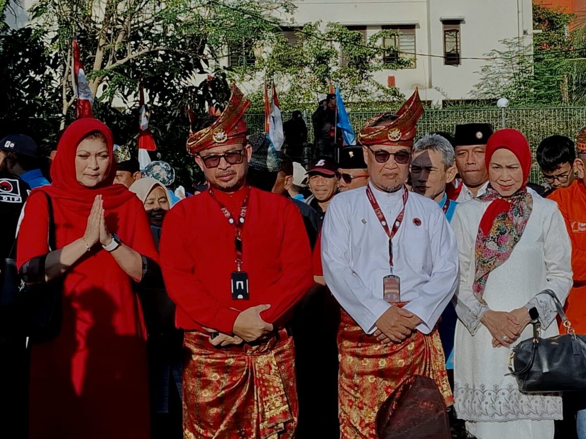 Pasangan calon Wali Kota dan wakil Walikota Batam Nuryanto-Hardi selamat Hood, didampingi relawan dan pengurus partai daftar ke KPU Kota Batam, Kamis (29/8/2024). Matapedia6.com/ Luci