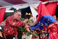 Kapolda Kepri Irjen Pol Yan Fitri Halimansyah menerima sekapur sirih saat pembukaan kegiatan Gebyar Merah Putih Pilkada Damai Tanjungpinang 2024 yang di Tugu Sirih Tepi Laut, Tanjung Pinang. Sabtu (31/8/2024). Matapedia6.com/ Dok Humas Polda Kepri