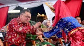 Kapolda Kepri Irjen Pol Yan Fitri Halimansyah menerima sekapur sirih saat pembukaan kegiatan Gebyar Merah Putih Pilkada Damai Tanjungpinang 2024 yang di Tugu Sirih Tepi Laut, Tanjung Pinang. Sabtu (31/8/2024). Matapedia6.com/ Dok Humas Polda Kepri