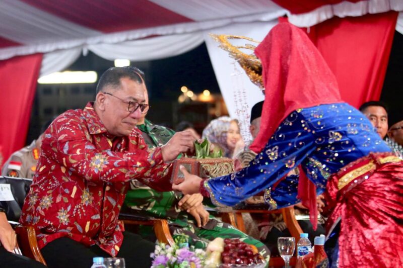 Kapolda Kepri Irjen Pol Yan Fitri Halimansyah menerima sekapur sirih saat pembukaan kegiatan Gebyar Merah Putih Pilkada Damai Tanjungpinang 2024 yang di Tugu Sirih Tepi Laut, Tanjung Pinang. Sabtu (31/8/2024). Matapedia6.com/ Dok Humas Polda Kepri