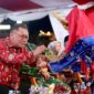 Kapolda Kepri Irjen Pol Yan Fitri Halimansyah menerima sekapur sirih saat pembukaan kegiatan Gebyar Merah Putih Pilkada Damai Tanjungpinang 2024 yang di Tugu Sirih Tepi Laut, Tanjung Pinang. Sabtu (31/8/2024). Matapedia6.com/ Dok Humas Polda Kepri