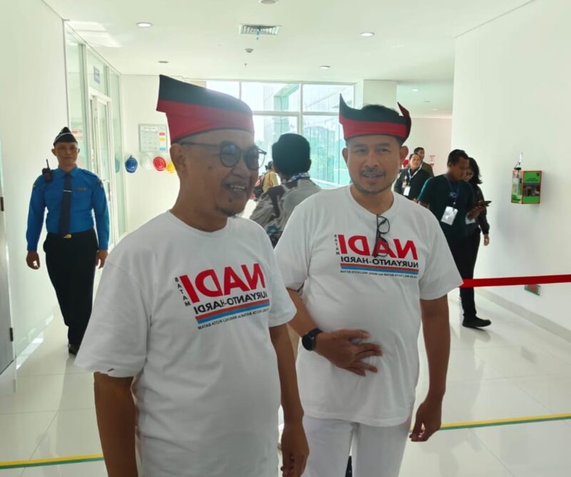 Nuryanto - Hardi Selamat Hood jalani pemeriksaan kesehatan di RSBP mengenakan tanjak dan celana training serta kaos oblong bertuliskan Nadi, Sabtu (31/8/2024). Matapedia6.com/Luci