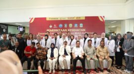 Rudi-Aunur tiba lebih awal menjalani tes kesehatan. Foto:Istimewa