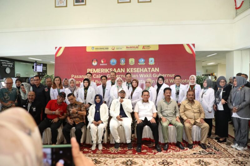 Rudi-Aunur tiba lebih awal menjalani tes kesehatan. Foto:Istimewa