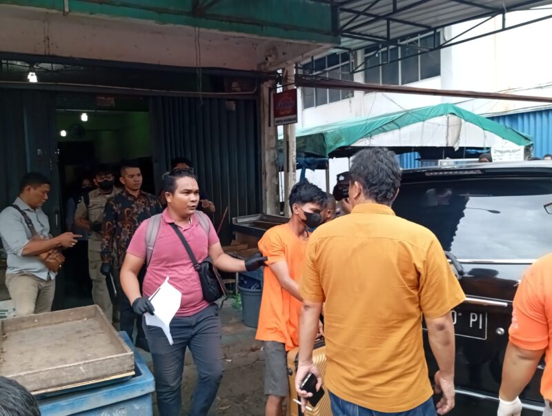 Pelaku usai rekonstruksi pada Jumat (2/8). Foto:rega/matapedia