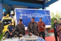 4 Ton ikan dibagikan kepada masyarakat, Rabu (21/8). Foto:rega/matapedia