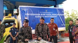 4 Ton ikan dibagikan kepada masyarakat, Rabu (21/8). Foto:rega/matapedia