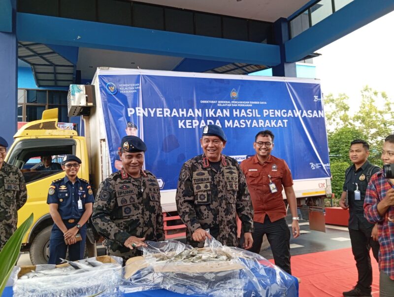 4 Ton ikan dibagikan kepada masyarakat, Rabu (21/8). Foto:rega/matapedia