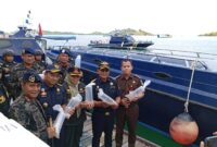 Bea cukai dan Karantina serta KKP hingga Kejaksaan menunjukkan benih Lobster saat mau dilepas di Barelang, Kamis (22/8/2024). Foto:rega/matapedia