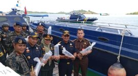 Bea cukai dan Karantina serta KKP hingga Kejaksaan menunjukkan benih Lobster saat mau dilepas di Barelang, Kamis (22/8/2024). Foto:rega/matapedia