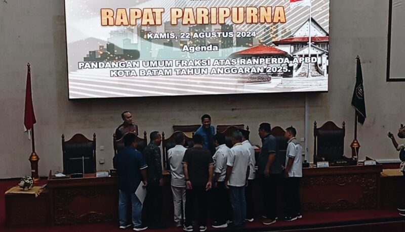 Rapat paripurna DPRD Kota Batam dengan agenda Pandangan umum fraksi atas ranperda APBD Kota Batam tahun anggaran 2025 di ruang sidang utama Kantor Dewan, Kamis (22/8/2028).Matapedia6.com/Luci